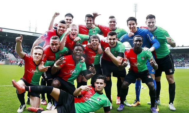 更在潜移默 更在潜移默